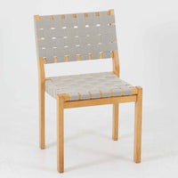 フィンランドを代表する建築家Alvar Aaltoがデザインし、Artek社から発表されたNo.611ダイニングチェアです。フレームには明るく滑らかな質感が魅力のバーチ材を使用し、座面と背もたれにはリネン製のウェビングテープを格子状に編み込むことで、軽やかな印象と快適な座り心地を実現しています。経年により深みを増したバーチ材の色味が味わい深く、シンプルながらも機能美に満ちた佇まいは北欧デザインの真髄を体現した一脚です。