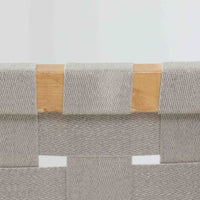 フィンランドを代表する建築家Alvar Aaltoがデザインし、Artek社から発表されたNo.611ダイニングチェアです。フレームには明るく滑らかな質感が魅力のバーチ材を使用し、座面と背もたれにはリネン製のウェビングテープを格子状に編み込むことで、軽やかな印象と快適な座り心地を実現しています。経年により深みを増したバーチ材の色味が味わい深く、シンプルながらも機能美に満ちた佇まいは北欧デザインの真髄を体現した一脚です。