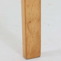 フィンランドを代表する建築家Alvar Aaltoがデザインし、Artek社から発表されたNo.611ダイニングチェアです。フレームには明るく滑らかな質感が魅力のバーチ材を使用し、座面と背もたれにはリネン製のウェビングテープを格子状に編み込むことで、軽やかな印象と快適な座り心地を実現しています。経年により深みを増したバーチ材の色味が味わい深く、シンプルながらも機能美に満ちた佇まいは北欧デザインの真髄を体現した一脚です。