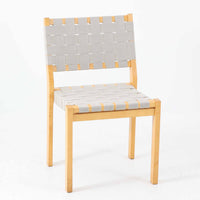 フィンランドを代表する建築家Alvar Aaltoがデザインし、Artek社から発表されたNo.611ダイニングチェアです。フレームには明るく滑らかな質感が魅力のバーチ材を使用し、座面と背もたれにはリネン製のウェビングテープを格子状に編み込むことで、軽やかな印象と快適な座り心地を実現しています。経年により深みを増したバーチ材の色味が味わい深く、シンプルながらも機能美に満ちた佇まいは北欧デザインの真髄を体現した一脚です。