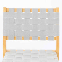 フィンランドを代表する建築家Alvar Aaltoがデザインし、Artek社から発表されたNo.611ダイニングチェアです。フレームには明るく滑らかな質感が魅力のバーチ材を使用し、座面と背もたれにはリネン製のウェビングテープを格子状に編み込むことで、軽やかな印象と快適な座り心地を実現しています。経年により深みを増したバーチ材の色味が味わい深く、シンプルながらも機能美に満ちた佇まいは北欧デザインの真髄を体現した一脚です。