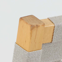 フィンランドを代表する建築家Alvar Aaltoがデザインし、Artek社から発表されたNo.611ダイニングチェアです。フレームには明るく滑らかな質感が魅力のバーチ材を使用し、座面と背もたれにはリネン製のウェビングテープを格子状に編み込むことで、軽やかな印象と快適な座り心地を実現しています。経年により深みを増したバーチ材の色味が味わい深く、シンプルながらも機能美に満ちた佇まいは北欧デザインの真髄を体現した一脚です。