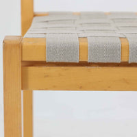 フィンランドを代表する建築家Alvar Aaltoがデザインし、Artek社から発表されたNo.611ダイニングチェアです。フレームには明るく滑らかな質感が魅力のバーチ材を使用し、座面と背もたれにはリネン製のウェビングテープを格子状に編み込むことで、軽やかな印象と快適な座り心地を実現しています。経年により深みを増したバーチ材の色味が味わい深く、シンプルながらも機能美に満ちた佇まいは北欧デザインの真髄を体現した一脚です。