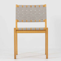 フィンランドを代表する建築家Alvar Aaltoがデザインし、Artek社から発表されたNo.611ダイニングチェアです。フレームには明るく滑らかな質感が魅力のバーチ材を使用し、座面と背もたれにはリネン製のウェビングテープを格子状に編み込むことで、軽やかな印象と快適な座り心地を実現しています。経年により深みを増したバーチ材の色味が味わい深く、シンプルながらも機能美に満ちた佇まいは北欧デザインの真髄を体現した一脚です。