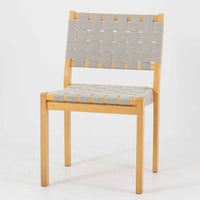 フィンランドを代表する建築家Alvar Aaltoがデザインし、Artek社から発表されたNo.611ダイニングチェアです。フレームには明るく滑らかな質感が魅力のバーチ材を使用し、座面と背もたれにはリネン製のウェビングテープを格子状に編み込むことで、軽やかな印象と快適な座り心地を実現しています。経年により深みを増したバーチ材の色味が味わい深く、シンプルながらも機能美に満ちた佇まいは北欧デザインの真髄を体現した一脚です。