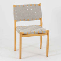 フィンランドを代表する建築家Alvar Aaltoがデザインし、Artek社から発表されたNo.611ダイニングチェアです。フレームには明るく滑らかな質感が魅力のバーチ材を使用し、座面と背もたれにはリネン製のウェビングテープを格子状に編み込むことで、軽やかな印象と快適な座り心地を実現しています。経年により深みを増したバーチ材の色味が味わい深く、シンプルながらも機能美に満ちた佇まいは北欧デザインの真髄を体現した一脚です。