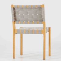 フィンランドを代表する建築家Alvar Aaltoがデザインし、Artek社から発表されたNo.611ダイニングチェアです。フレームには明るく滑らかな質感が魅力のバーチ材を使用し、座面と背もたれにはリネン製のウェビングテープを格子状に編み込むことで、軽やかな印象と快適な座り心地を実現しています。経年により深みを増したバーチ材の色味が味わい深く、シンプルながらも機能美に満ちた佇まいは北欧デザインの真髄を体現した一脚です。