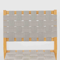 フィンランドを代表する建築家Alvar Aaltoがデザインし、Artek社から発表されたNo.611ダイニングチェアです。フレームには明るく滑らかな質感が魅力のバーチ材を使用し、座面と背もたれにはリネン製のウェビングテープを格子状に編み込むことで、軽やかな印象と快適な座り心地を実現しています。経年により深みを増したバーチ材の色味が味わい深く、シンプルながらも機能美に満ちた佇まいは北欧デザインの真髄を体現した一脚です。