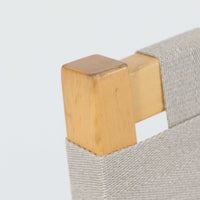 フィンランドを代表する建築家Alvar Aaltoがデザインし、Artek社から発表されたNo.611ダイニングチェアです。フレームには明るく滑らかな質感が魅力のバーチ材を使用し、座面と背もたれにはリネン製のウェビングテープを格子状に編み込むことで、軽やかな印象と快適な座り心地を実現しています。経年により深みを増したバーチ材の色味が味わい深く、シンプルながらも機能美に満ちた佇まいは北欧デザインの真髄を体現した一脚です。