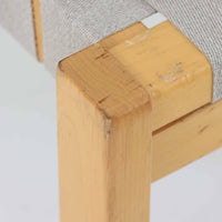 フィンランドを代表する建築家Alvar Aaltoがデザインし、Artek社から発表されたNo.611ダイニングチェアです。フレームには明るく滑らかな質感が魅力のバーチ材を使用し、座面と背もたれにはリネン製のウェビングテープを格子状に編み込むことで、軽やかな印象と快適な座り心地を実現しています。経年により深みを増したバーチ材の色味が味わい深く、シンプルながらも機能美に満ちた佇まいは北欧デザインの真髄を体現した一脚です。