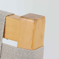 フィンランドを代表する建築家Alvar Aaltoがデザインし、Artek社から発表されたNo.611ダイニングチェアです。フレームには明るく滑らかな質感が魅力のバーチ材を使用し、座面と背もたれにはリネン製のウェビングテープを格子状に編み込むことで、軽やかな印象と快適な座り心地を実現しています。経年により深みを増したバーチ材の色味が味わい深く、シンプルながらも機能美に満ちた佇まいは北欧デザインの真髄を体現した一脚です。