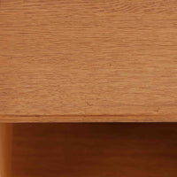 デンマークの建築家Mogens Koch(モーエンス・コッホ)によってデザインされ、名工房Rud. Rasmussen社で製造されたオーク無垢材のブックシェルフです。無駄のない端正なフォルムと精緻な組継ぎ構造が特徴で、堅牢さと美しさを兼ね備えています。ナチュラルなオークの木肌は経年により温かみを増し、シンプルながらも存在感のある佇まいを演出。縦横いずれの向きでも使用でき、複数を組み合わせて自由にレイアウトできる汎用性の高い北欧ビンテージ家具です。