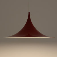 Claus Bonderup & Torsten Thorupによってデザインされ、Fog & Morup社から発表されたペンダントライト「Semi」です。直径47cmの存在感あるサイズと、シャープに絞り込まれた独特のフォルムが特徴です。鮮やかなレッドのカラーが空間にアクセントを与え、点灯時には下方向へ集中的に光を届けつつ、周囲をやわらかく照らします。1960年代に誕生したモダンデザインの象徴的な作品で、シンプルながらも彫刻的な美しさを備えています。北欧ビンテージならではの上質な佇まいで、ダイニングやリビングに華やかな雰囲気を添える一灯です。