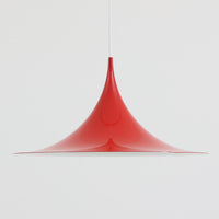 Claus Bonderup & Torsten Thorupによってデザインされ、Fog & Morup社から発表されたペンダントライト「Semi」です。直径47cmの存在感あるサイズと、シャープに絞り込まれた独特のフォルムが特徴です。鮮やかなレッドのカラーが空間にアクセントを与え、点灯時には下方向へ集中的に光を届けつつ、周囲をやわらかく照らします。1960年代に誕生したモダンデザインの象徴的な作品で、シンプルながらも彫刻的な美しさを備えています。北欧ビンテージならではの上質な佇まいで、ダイニングやリビングに華やかな雰囲気を添える一灯です。