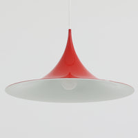 Claus Bonderup & Torsten Thorupによってデザインされ、Fog & Morup社から発表されたペンダントライト「Semi」です。直径47cmの存在感あるサイズと、シャープに絞り込まれた独特のフォルムが特徴です。鮮やかなレッドのカラーが空間にアクセントを与え、点灯時には下方向へ集中的に光を届けつつ、周囲をやわらかく照らします。1960年代に誕生したモダンデザインの象徴的な作品で、シンプルながらも彫刻的な美しさを備えています。北欧ビンテージならではの上質な佇まいで、ダイニングやリビングに華やかな雰囲気を添える一灯です。