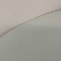 Claus Bonderup & Torsten Thorupによってデザインされ、Fog & Morup社から発表されたペンダントライト「Semi」です。直径47cmの存在感あるサイズと、シャープに絞り込まれた独特のフォルムが特徴です。鮮やかなレッドのカラーが空間にアクセントを与え、点灯時には下方向へ集中的に光を届けつつ、周囲をやわらかく照らします。1960年代に誕生したモダンデザインの象徴的な作品で、シンプルながらも彫刻的な美しさを備えています。北欧ビンテージならではの上質な佇まいで、ダイニングやリビングに華やかな雰囲気を添える一灯です。