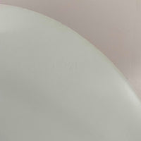 Claus Bonderup & Torsten Thorupによってデザインされ、Fog & Morup社から発表されたペンダントライト「Semi」です。直径47cmの存在感あるサイズと、シャープに絞り込まれた独特のフォルムが特徴です。鮮やかなレッドのカラーが空間にアクセントを与え、点灯時には下方向へ集中的に光を届けつつ、周囲をやわらかく照らします。1960年代に誕生したモダンデザインの象徴的な作品で、シンプルながらも彫刻的な美しさを備えています。北欧ビンテージならではの上質な佇まいで、ダイニングやリビングに華やかな雰囲気を添える一灯です。