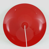 Claus Bonderup & Torsten Thorupによってデザインされ、Fog & Morup社から発表されたペンダントライト「Semi」です。直径47cmの存在感あるサイズと、シャープに絞り込まれた独特のフォルムが特徴です。鮮やかなレッドのカラーが空間にアクセントを与え、点灯時には下方向へ集中的に光を届けつつ、周囲をやわらかく照らします。1960年代に誕生したモダンデザインの象徴的な作品で、シンプルながらも彫刻的な美しさを備えています。北欧ビンテージならではの上質な佇まいで、ダイニングやリビングに華やかな雰囲気を添える一灯です。