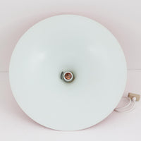 Claus Bonderup & Torsten Thorupによってデザインされ、Fog & Morup社から発表されたペンダントライト「Semi」です。直径47cmの存在感あるサイズと、シャープに絞り込まれた独特のフォルムが特徴です。鮮やかなレッドのカラーが空間にアクセントを与え、点灯時には下方向へ集中的に光を届けつつ、周囲をやわらかく照らします。1960年代に誕生したモダンデザインの象徴的な作品で、シンプルながらも彫刻的な美しさを備えています。北欧ビンテージならではの上質な佇まいで、ダイニングやリビングに華やかな雰囲気を添える一灯です。