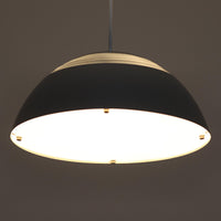 Arne JacobsenがLouis Poulsenのためにデザインした「AJ Royal 370」ペンダントライトです。直径37cmのサイズで、段階的に重なる上部シェードと、下面を覆うアクリルディフューザーによって光が柔らかく拡散し、均一で心地よい明かりを提供します。アルミとスチールの堅牢な構造に加え、シンプルかつモダンなフォルムが空間に洗練された印象を与えます。ダイニングやリビングに適した存在感ある照明で、北欧デザインを象徴するビンテージアイテムです。現行モデルでは展開されていないライトグレーのカラーは、当時のオリジナル品ならではの希少な仕様であり、コレクターズアイテムとしても高い価値を持っています。