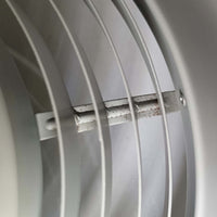 Arne JacobsenがLouis Poulsenのためにデザインした「AJ Royal 370」ペンダントライトです。直径37cmのサイズで、段階的に重なる上部シェードと、下面を覆うアクリルディフューザーによって光が柔らかく拡散し、均一で心地よい明かりを提供します。アルミとスチールの堅牢な構造に加え、シンプルかつモダンなフォルムが空間に洗練された印象を与えます。ダイニングやリビングに適した存在感ある照明で、北欧デザインを象徴するビンテージアイテムです。現行モデルでは展開されていないライトグレーのカラーは、当時のオリジナル品ならではの希少な仕様であり、コレクターズアイテムとしても高い価値を持っています。