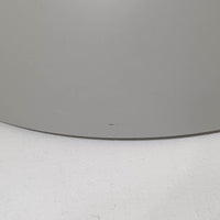 Arne JacobsenがLouis Poulsenのためにデザインした「AJ Royal 370」ペンダントライトです。直径37cmのサイズで、段階的に重なる上部シェードと、下面を覆うアクリルディフューザーによって光が柔らかく拡散し、均一で心地よい明かりを提供します。アルミとスチールの堅牢な構造に加え、シンプルかつモダンなフォルムが空間に洗練された印象を与えます。ダイニングやリビングに適した存在感ある照明で、北欧デザインを象徴するビンテージアイテムです。現行モデルでは展開されていないライトグレーのカラーは、当時のオリジナル品ならではの希少な仕様であり、コレクターズアイテムとしても高い価値を持っています。