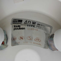 Arne JacobsenがLouis Poulsenのためにデザインした「AJ Royal 370」ペンダントライトです。直径37cmのサイズで、段階的に重なる上部シェードと、下面を覆うアクリルディフューザーによって光が柔らかく拡散し、均一で心地よい明かりを提供します。アルミとスチールの堅牢な構造に加え、シンプルかつモダンなフォルムが空間に洗練された印象を与えます。ダイニングやリビングに適した存在感ある照明で、北欧デザインを象徴するビンテージアイテムです。現行モデルでは展開されていないライトグレーのカラーは、当時のオリジナル品ならではの希少な仕様であり、コレクターズアイテムとしても高い価値を持っています。