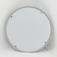 Arne JacobsenがLouis Poulsenのためにデザインした「AJ Royal 370」ペンダントライトです。直径37cmのサイズで、段階的に重なる上部シェードと、下面を覆うアクリルディフューザーによって光が柔らかく拡散し、均一で心地よい明かりを提供します。アルミとスチールの堅牢な構造に加え、シンプルかつモダンなフォルムが空間に洗練された印象を与えます。ダイニングやリビングに適した存在感ある照明で、北欧デザインを象徴するビンテージアイテムです。現行モデルでは展開されていないライトグレーのカラーは、当時のオリジナル品ならではの希少な仕様であり、コレクターズアイテムとしても高い価値を持っています。