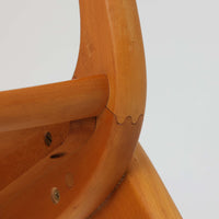Henning Kjaernulfがデザインし、Soro Stolefabrikにより製造されたダイニングチェア。ビーチ材を用いた軽快なフォルムに、緩やかにカーブした背もたれと成形された座面を組み合わせ、快適な座り心地と美しい意匠を両立しています。スタッキング可能な実用性も備え、必要に応じて省スペースで収納できる点も魅力。北欧デザインらしい機能美と、ビンテージならではの味わい深い木の風合いを楽しめる一脚です。