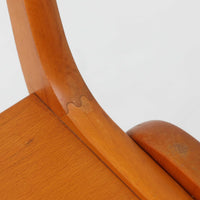 Henning Kjaernulfがデザインし、Soro Stolefabrikにより製造されたダイニングチェア。ビーチ材を用いた軽快なフォルムに、緩やかにカーブした背もたれと成形された座面を組み合わせ、快適な座り心地と美しい意匠を両立しています。スタッキング可能な実用性も備え、必要に応じて省スペースで収納できる点も魅力。北欧デザインらしい機能美と、ビンテージならではの味わい深い木の風合いを楽しめる一脚です。