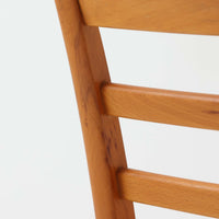 Henning Kjaernulfがデザインし、Soro Stolefabrikにより製造されたダイニングチェア。ビーチ材を用いた軽快なフォルムに、緩やかにカーブした背もたれと成形された座面を組み合わせ、快適な座り心地と美しい意匠を両立しています。スタッキング可能な実用性も備え、必要に応じて省スペースで収納できる点も魅力。北欧デザインらしい機能美と、ビンテージならではの味わい深い木の風合いを楽しめる一脚です。