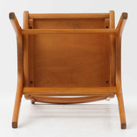 Henning Kjaernulfがデザインし、Soro Stolefabrikにより製造されたダイニングチェア。ビーチ材を用いた軽快なフォルムに、緩やかにカーブした背もたれと成形された座面を組み合わせ、快適な座り心地と美しい意匠を両立しています。スタッキング可能な実用性も備え、必要に応じて省スペースで収納できる点も魅力。北欧デザインらしい機能美と、ビンテージならではの味わい深い木の風合いを楽しめる一脚です。