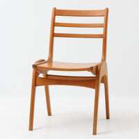 Henning Kjaernulfがデザインし、Soro Stolefabrikにより製造されたダイニングチェア。ビーチ材を用いた軽快なフォルムに、緩やかにカーブした背もたれと成形された座面を組み合わせ、快適な座り心地と美しい意匠を両立しています。スタッキング可能な実用性も備え、必要に応じて省スペースで収納できる点も魅力。北欧デザインらしい機能美と、ビンテージならではの味わい深い木の風合いを楽しめる一脚です。