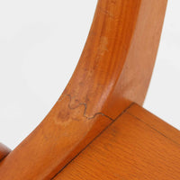 Henning Kjaernulfがデザインし、Soro Stolefabrikにより製造されたダイニングチェア。ビーチ材を用いた軽快なフォルムに、緩やかにカーブした背もたれと成形された座面を組み合わせ、快適な座り心地と美しい意匠を両立しています。スタッキング可能な実用性も備え、必要に応じて省スペースで収納できる点も魅力。北欧デザインらしい機能美と、ビンテージならではの味わい深い木の風合いを楽しめる一脚です。