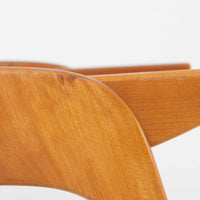 Henning Kjaernulfがデザインし、Soro Stolefabrikにより製造されたダイニングチェア。ビーチ材を用いた軽快なフォルムに、緩やかにカーブした背もたれと成形された座面を組み合わせ、快適な座り心地と美しい意匠を両立しています。スタッキング可能な実用性も備え、必要に応じて省スペースで収納できる点も魅力。北欧デザインらしい機能美と、ビンテージならではの味わい深い木の風合いを楽しめる一脚です。