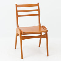 Henning Kjaernulfがデザインし、Soro Stolefabrikにより製造されたダイニングチェア。ビーチ材を用いた軽快なフォルムに、緩やかにカーブした背もたれと成形された座面を組み合わせ、快適な座り心地と美しい意匠を両立しています。スタッキング可能な実用性も備え、必要に応じて省スペースで収納できる点も魅力。北欧デザインらしい機能美と、ビンテージならではの味わい深い木の風合いを楽しめる一脚です。