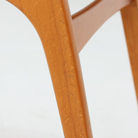 Henning Kjaernulfがデザインし、Soro Stolefabrikにより製造されたダイニングチェア。ビーチ材を用いた軽快なフォルムに、緩やかにカーブした背もたれと成形された座面を組み合わせ、快適な座り心地と美しい意匠を両立しています。スタッキング可能な実用性も備え、必要に応じて省スペースで収納できる点も魅力。北欧デザインらしい機能美と、ビンテージならではの味わい深い木の風合いを楽しめる一脚です。