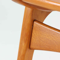 Henning Kjaernulfがデザインし、Soro Stolefabrikにより製造されたダイニングチェア。ビーチ材を用いた軽快なフォルムに、緩やかにカーブした背もたれと成形された座面を組み合わせ、快適な座り心地と美しい意匠を両立しています。スタッキング可能な実用性も備え、必要に応じて省スペースで収納できる点も魅力。北欧デザインらしい機能美と、ビンテージならではの味わい深い木の風合いを楽しめる一脚です。