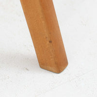 Henning Kjaernulfがデザインし、Soro Stolefabrikにより製造されたダイニングチェア。ビーチ材を用いた軽快なフォルムに、緩やかにカーブした背もたれと成形された座面を組み合わせ、快適な座り心地と美しい意匠を両立しています。スタッキング可能な実用性も備え、必要に応じて省スペースで収納できる点も魅力。北欧デザインらしい機能美と、ビンテージならではの味わい深い木の風合いを楽しめる一脚です。