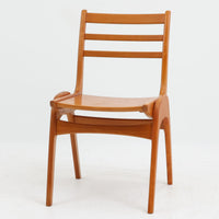 Henning Kjaernulfがデザインし、Soro Stolefabrikにより製造されたダイニングチェア。ビーチ材を用いた軽快なフォルムに、緩やかにカーブした背もたれと成形された座面を組み合わせ、快適な座り心地と美しい意匠を両立しています。スタッキング可能な実用性も備え、必要に応じて省スペースで収納できる点も魅力。北欧デザインらしい機能美と、ビンテージならではの味わい深い木の風合いを楽しめる一脚です。