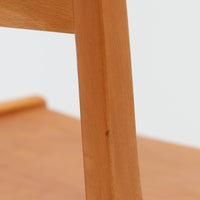 Henning Kjaernulfがデザインし、Soro Stolefabrikにより製造されたダイニングチェア。ビーチ材を用いた軽快なフォルムに、緩やかにカーブした背もたれと成形された座面を組み合わせ、快適な座り心地と美しい意匠を両立しています。スタッキング可能な実用性も備え、必要に応じて省スペースで収納できる点も魅力。北欧デザインらしい機能美と、ビンテージならではの味わい深い木の風合いを楽しめる一脚です。