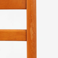 Henning Kjaernulfがデザインし、Soro Stolefabrikにより製造されたダイニングチェア。ビーチ材を用いた軽快なフォルムに、緩やかにカーブした背もたれと成形された座面を組み合わせ、快適な座り心地と美しい意匠を両立しています。スタッキング可能な実用性も備え、必要に応じて省スペースで収納できる点も魅力。北欧デザインらしい機能美と、ビンテージならではの味わい深い木の風合いを楽しめる一脚です。