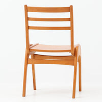 Henning Kjaernulfがデザインし、Soro Stolefabrikにより製造されたダイニングチェア。ビーチ材を用いた軽快なフォルムに、緩やかにカーブした背もたれと成形された座面を組み合わせ、快適な座り心地と美しい意匠を両立しています。スタッキング可能な実用性も備え、必要に応じて省スペースで収納できる点も魅力。北欧デザインらしい機能美と、ビンテージならではの味わい深い木の風合いを楽しめる一脚です。