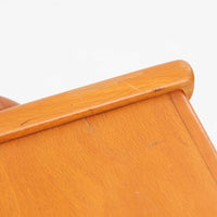 Henning Kjaernulfがデザインし、Soro Stolefabrikにより製造されたダイニングチェア。ビーチ材を用いた軽快なフォルムに、緩やかにカーブした背もたれと成形された座面を組み合わせ、快適な座り心地と美しい意匠を両立しています。スタッキング可能な実用性も備え、必要に応じて省スペースで収納できる点も魅力。北欧デザインらしい機能美と、ビンテージならではの味わい深い木の風合いを楽しめる一脚です。