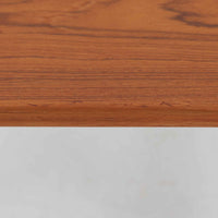 Borge Mogensenがデザインし、Soborg Mobler社より製造されたダイニングテーブル「BM1160」ハンティングテーブルです。現行品はカール・ハンセン社からも展開されていますが、こちらはSoborg社製造によるビンテージ品で、現在では入手が難しいチーク材仕様となっています。幅180cmと現行品よりややコンパクトなサイズ感で、日本の住空間にも取り入れやすい設計です。豊かな木目を持つチーク材の天板に、脚部を支える真鍮製クロスバーを組み合わせることで、堅牢さと美しさを兼ね備えています。角には滑らかな曲線が施され、温かみのある印象を添えつつ、家族や来客を迎える食卓として十分な広さを誇ります。真鍮パーツは構造的強度を高めると同時にビンテージらしい上質なアクセントとなり、シンプルでありながら存在感ある佇まいを演出。北欧家具ならではの実用性とデザイン性が息づき、年月を重ねることでさらに素材の風合いが深まり、空間を豊かに彩ります。