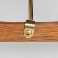 Borge Mogensenがデザインし、Soborg Mobler社より製造されたダイニングテーブル「BM1160」ハンティングテーブルです。現行品はカール・ハンセン社からも展開されていますが、こちらはSoborg社製造によるビンテージ品で、現在では入手が難しいチーク材仕様となっています。幅180cmと現行品よりややコンパクトなサイズ感で、日本の住空間にも取り入れやすい設計です。豊かな木目を持つチーク材の天板に、脚部を支える真鍮製クロスバーを組み合わせることで、堅牢さと美しさを兼ね備えています。角には滑らかな曲線が施され、温かみのある印象を添えつつ、家族や来客を迎える食卓として十分な広さを誇ります。真鍮パーツは構造的強度を高めると同時にビンテージらしい上質なアクセントとなり、シンプルでありながら存在感ある佇まいを演出。北欧家具ならではの実用性とデザイン性が息づき、年月を重ねることでさらに素材の風合いが深まり、空間を豊かに彩ります。