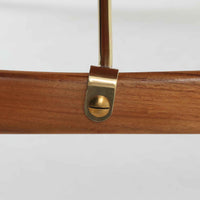 Borge Mogensenがデザインし、Soborg Mobler社より製造されたダイニングテーブル「BM1160」ハンティングテーブルです。現行品はカール・ハンセン社からも展開されていますが、こちらはSoborg社製造によるビンテージ品で、現在では入手が難しいチーク材仕様となっています。幅180cmと現行品よりややコンパクトなサイズ感で、日本の住空間にも取り入れやすい設計です。豊かな木目を持つチーク材の天板に、脚部を支える真鍮製クロスバーを組み合わせることで、堅牢さと美しさを兼ね備えています。角には滑らかな曲線が施され、温かみのある印象を添えつつ、家族や来客を迎える食卓として十分な広さを誇ります。真鍮パーツは構造的強度を高めると同時にビンテージらしい上質なアクセントとなり、シンプルでありながら存在感ある佇まいを演出。北欧家具ならではの実用性とデザイン性が息づき、年月を重ねることでさらに素材の風合いが深まり、空間を豊かに彩ります。