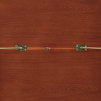 Borge Mogensenがデザインし、Soborg Mobler社より製造されたダイニングテーブル「BM1160」ハンティングテーブルです。現行品はカール・ハンセン社からも展開されていますが、こちらはSoborg社製造によるビンテージ品で、現在では入手が難しいチーク材仕様となっています。幅180cmと現行品よりややコンパクトなサイズ感で、日本の住空間にも取り入れやすい設計です。豊かな木目を持つチーク材の天板に、脚部を支える真鍮製クロスバーを組み合わせることで、堅牢さと美しさを兼ね備えています。角には滑らかな曲線が施され、温かみのある印象を添えつつ、家族や来客を迎える食卓として十分な広さを誇ります。真鍮パーツは構造的強度を高めると同時にビンテージらしい上質なアクセントとなり、シンプルでありながら存在感ある佇まいを演出。北欧家具ならではの実用性とデザイン性が息づき、年月を重ねることでさらに素材の風合いが深まり、空間を豊かに彩ります。