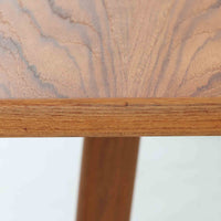 Borge Mogensenがデザインし、Soborg Mobler社より製造されたダイニングテーブル「BM1160」ハンティングテーブルです。現行品はカール・ハンセン社からも展開されていますが、こちらはSoborg社製造によるビンテージ品で、現在では入手が難しいチーク材仕様となっています。幅180cmと現行品よりややコンパクトなサイズ感で、日本の住空間にも取り入れやすい設計です。豊かな木目を持つチーク材の天板に、脚部を支える真鍮製クロスバーを組み合わせることで、堅牢さと美しさを兼ね備えています。角には滑らかな曲線が施され、温かみのある印象を添えつつ、家族や来客を迎える食卓として十分な広さを誇ります。真鍮パーツは構造的強度を高めると同時にビンテージらしい上質なアクセントとなり、シンプルでありながら存在感ある佇まいを演出。北欧家具ならではの実用性とデザイン性が息づき、年月を重ねることでさらに素材の風合いが深まり、空間を豊かに彩ります。