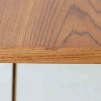 Borge Mogensenがデザインし、Soborg Mobler社より製造されたダイニングテーブル「BM1160」ハンティングテーブルです。現行品はカール・ハンセン社からも展開されていますが、こちらはSoborg社製造によるビンテージ品で、現在では入手が難しいチーク材仕様となっています。幅180cmと現行品よりややコンパクトなサイズ感で、日本の住空間にも取り入れやすい設計です。豊かな木目を持つチーク材の天板に、脚部を支える真鍮製クロスバーを組み合わせることで、堅牢さと美しさを兼ね備えています。角には滑らかな曲線が施され、温かみのある印象を添えつつ、家族や来客を迎える食卓として十分な広さを誇ります。真鍮パーツは構造的強度を高めると同時にビンテージらしい上質なアクセントとなり、シンプルでありながら存在感ある佇まいを演出。北欧家具ならではの実用性とデザイン性が息づき、年月を重ねることでさらに素材の風合いが深まり、空間を豊かに彩ります。